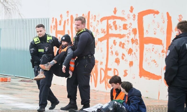 Alman iklim aktivistlerinin başbakanlık binası önünde protestoları