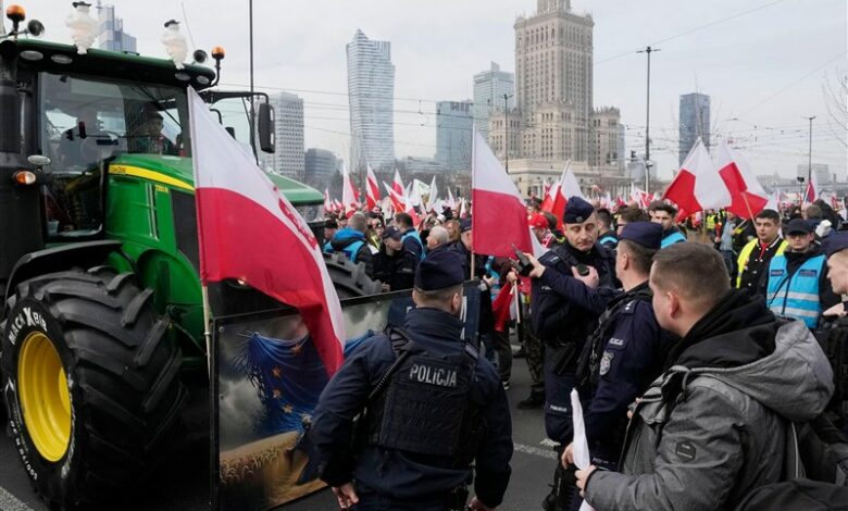 Kızgın Polonyalı çiftçiler AB politikalarını yeniden protesto etti