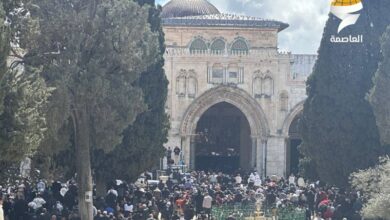 Sıkı güvenlik önlemlerine rağmen Mescid-i Aksa’da cuma namazına 80 bin kişi katıldı