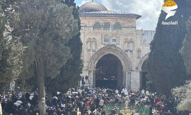 Sıkı güvenlik önlemlerine rağmen Mescid-i Aksa’da cuma namazına 80 bin kişi katıldı