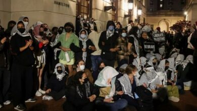 Columbia Üniversitesi öğrencilerini protesto edenlerin uzaklaştırılması