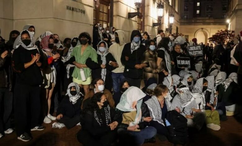 Columbia Üniversitesi öğrencilerini protesto edenlerin uzaklaştırılması