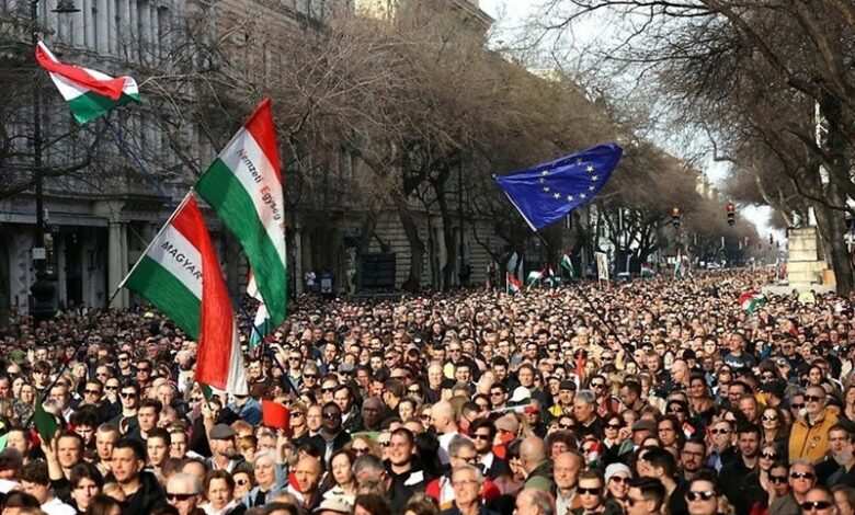 Macaristan’da binlerce kişi Orban hükümetini protesto etti