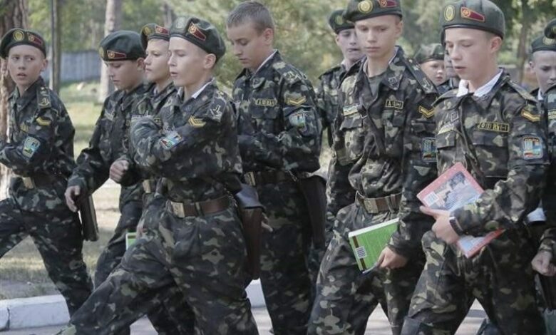 Ukrayna’daki gelişmeler Çocuklar okullarda kavga için eğitiliyor