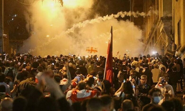 Gürcistan Parlamentosu önünde protestoların yoğunlaşması