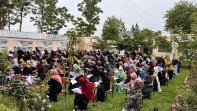 Kuzey Afganistan’da ebelik kursunda kızlara giriş sınavı yapılıyor