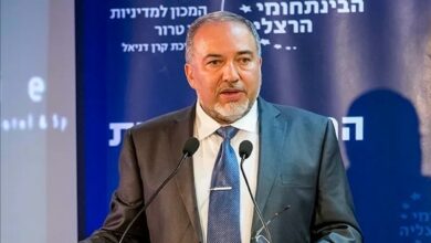 Lieberman: Senwar tüneldeki savaşı Netanyahu’dan daha iyi yönetiyor