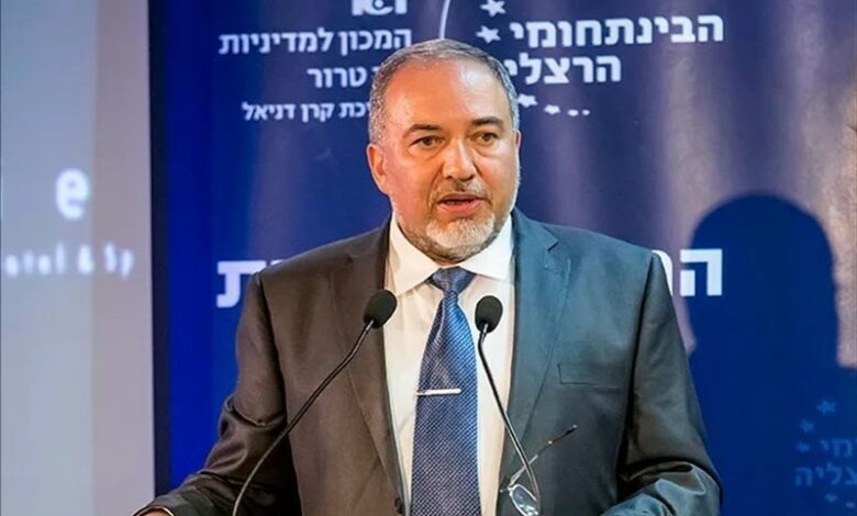 Lieberman: Senwar tüneldeki savaşı Netanyahu’dan daha iyi yönetiyor