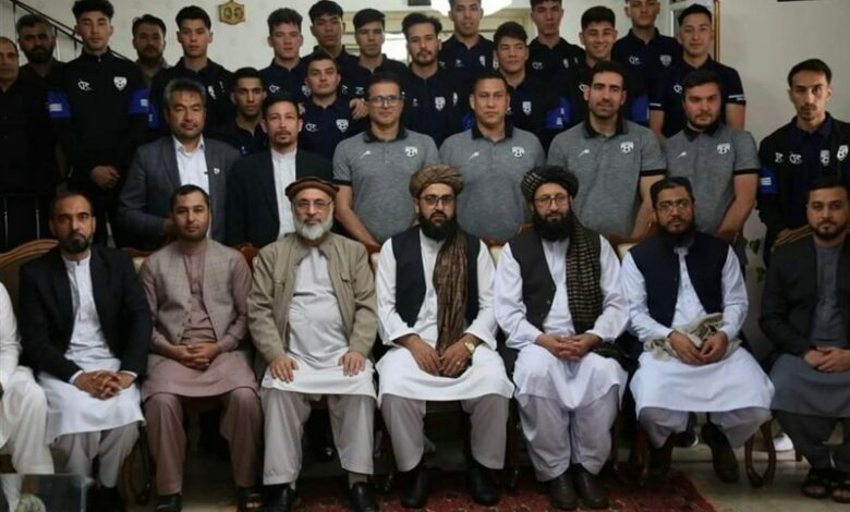 Taliban diplomatları Tahran’da Afganistan milli futsal takımını ağırladı